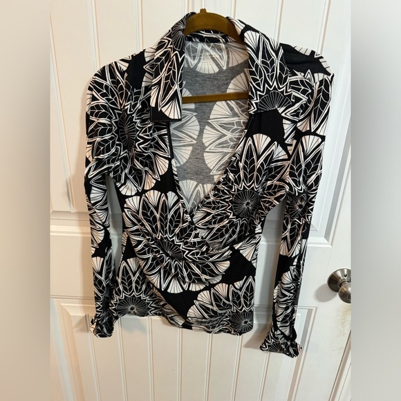 Soft Surroundings Black And White Long Sleeve Patterned Wrap Top - Picture 2 of 6